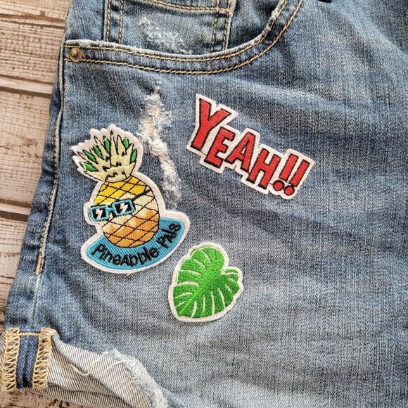 Sneak peek size 27 High Rise medium wash distressed Patch embroidered shorts - Picture 3 of 9